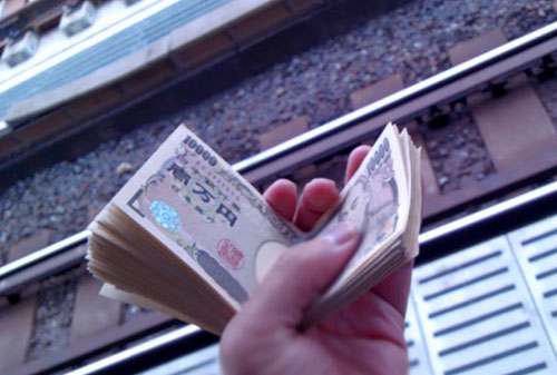 １万円が無くて電車に飛び込む人もいる。