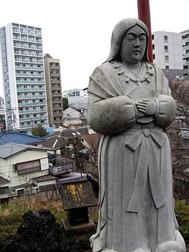 新たなる都心のパワースポット!? ミニチュア富士の秘密 富士塚山頂に建てられた木花開耶姫像