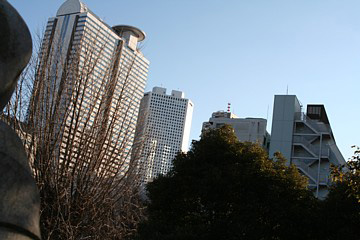 新たなる都心のパワースポット!? ミニチュア富士の秘密 新宿高層ビル街を望むパワスポ! 絶景も今年限りか?